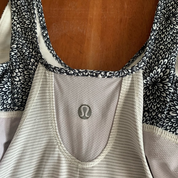 Lululemon tank top size 4 - Picture 6 of 11